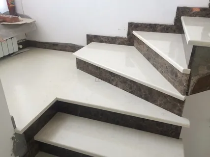 Лестница в будущее: Кварцевый агломерат как символ элегантности